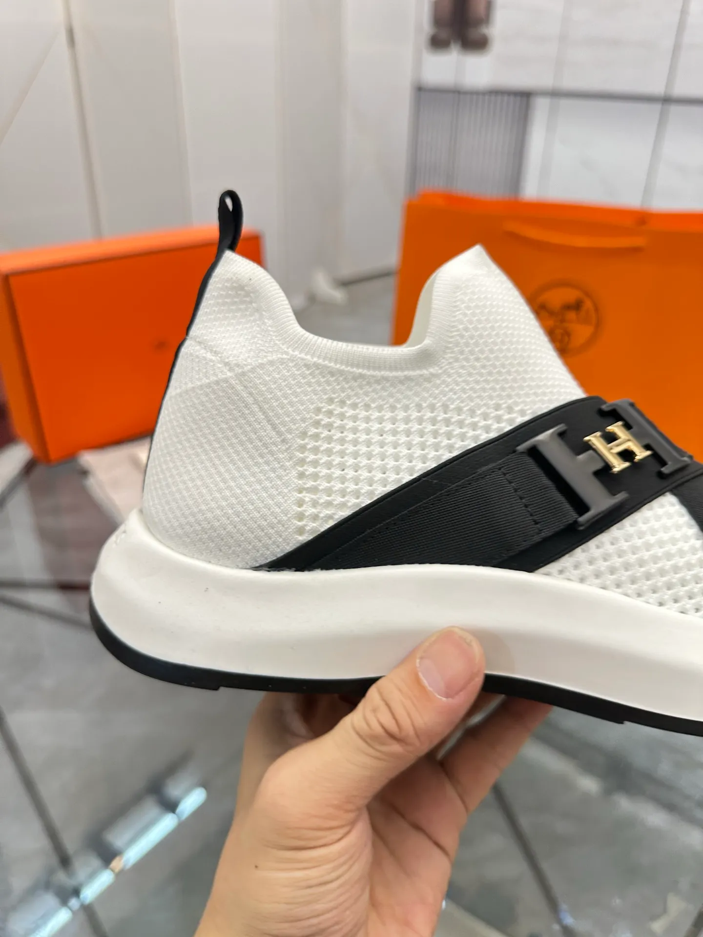 Men's shoes: 💰P620¥ High-end top quality Product trademark: Hermes *"Hermès*" low-top casual shoes Regular size: 38-45 (can be customized to 46) Product materials: Upper imported from the counter original fly weave, breathable lining, cowhide foot pads, original outsole. No.: 001